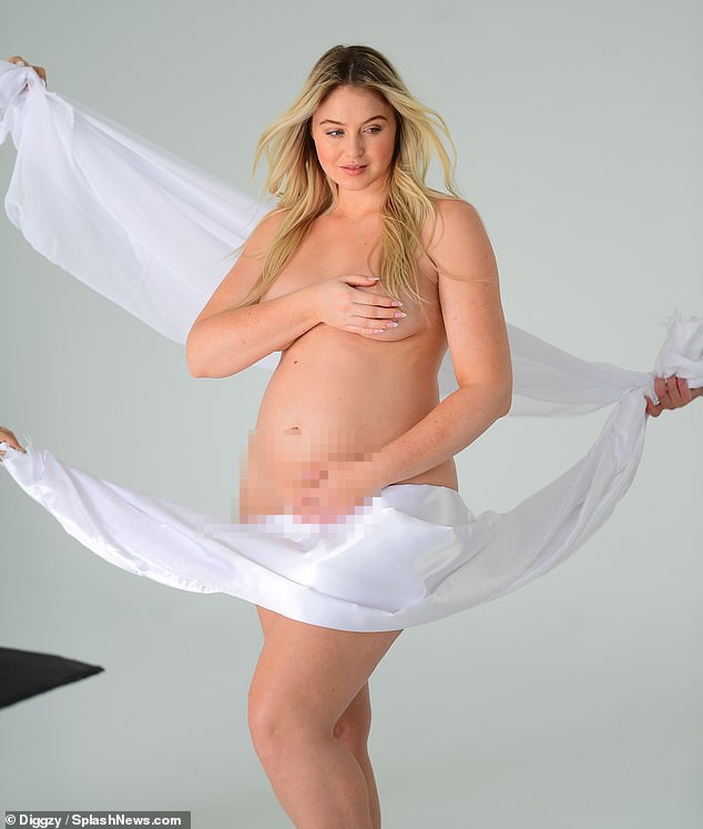 Siêu mẫu ngoại cỡ Iskra Lawrence bế bụng bầu chụp ảnh nude táo bạo - ảnh 4