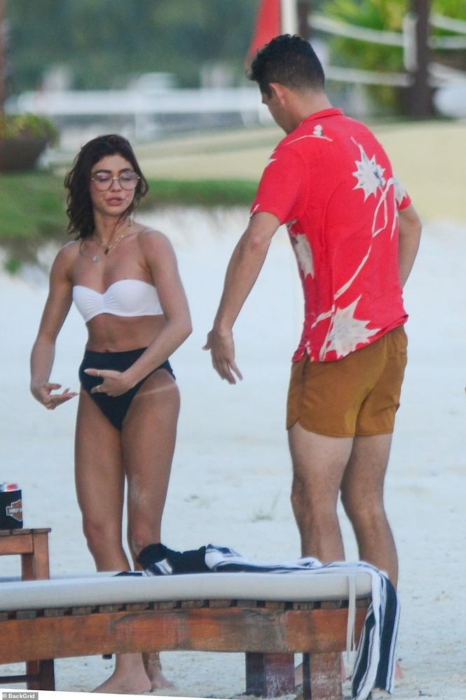 Sarah Hyland mặc bikini nhảy múa, lộ điểm nhạy cảm trên bãi biển - ảnh 2