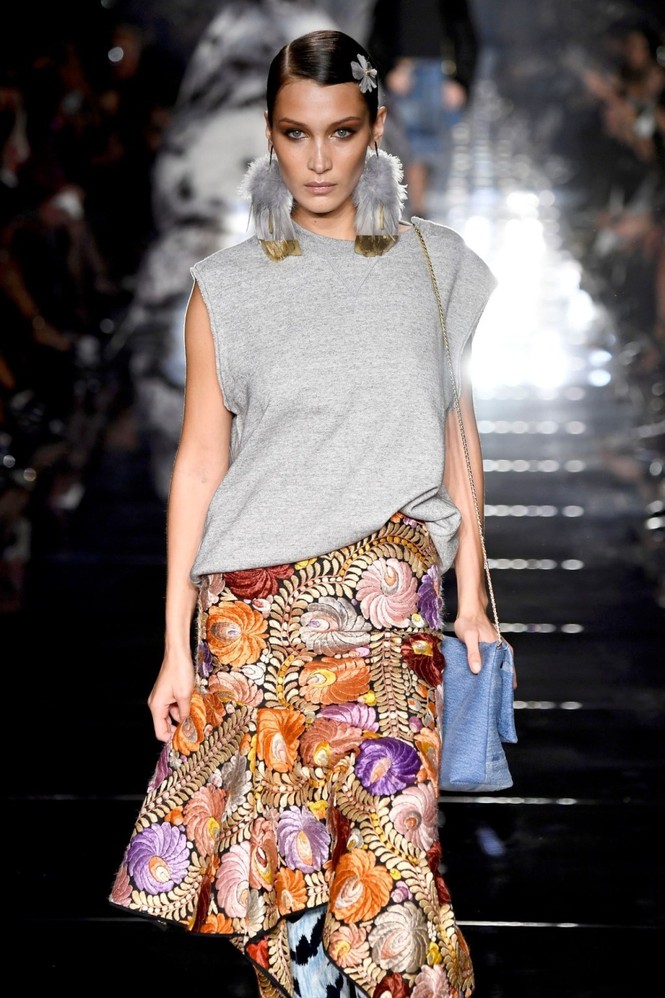 Bella Hadid mặc như không, lộ trọn vòng 1 khi catwalk - ảnh 3