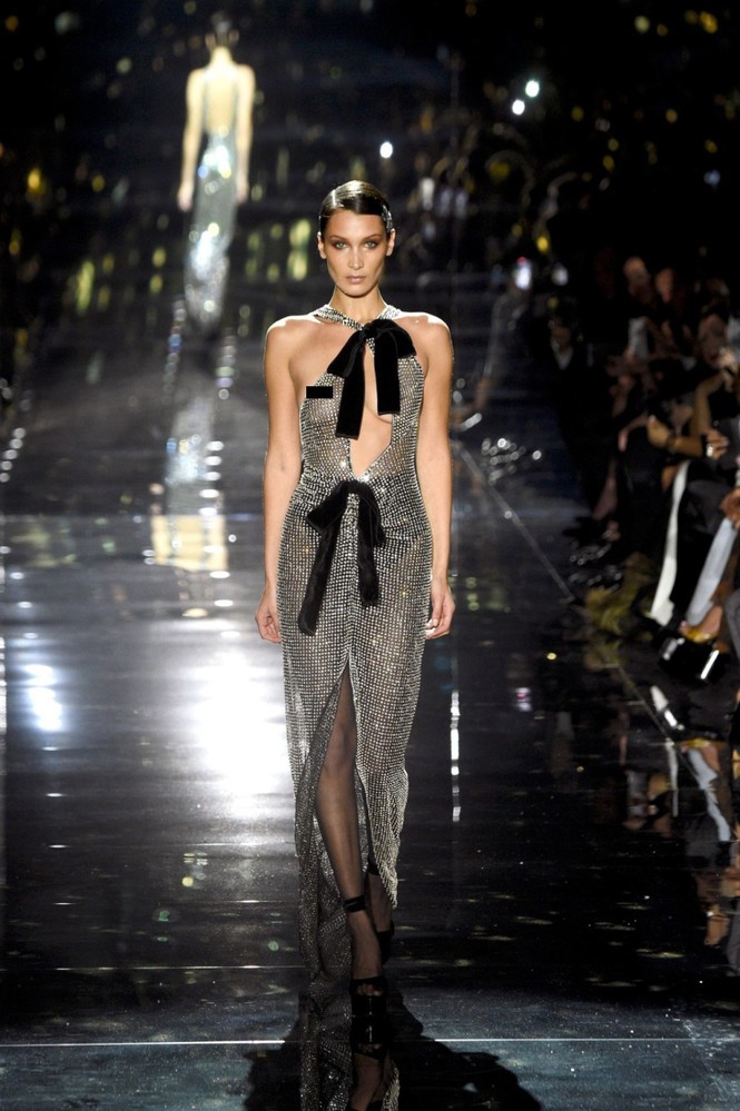 Bella Hadid mặc như không, lộ trọn vòng 1 khi catwalk - ảnh 4