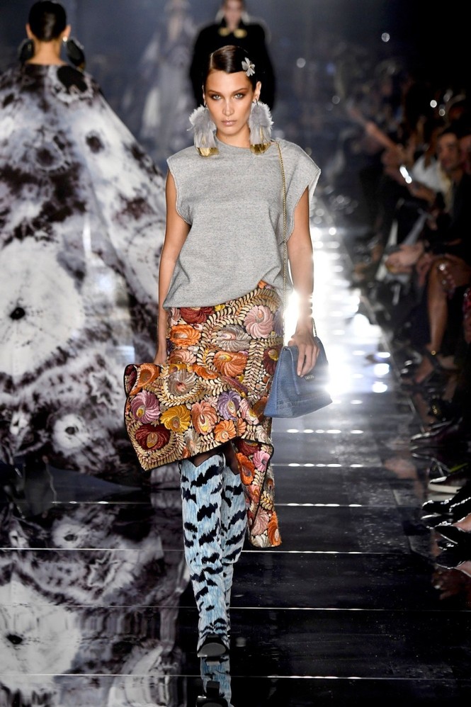 Bella Hadid mặc như không, lộ trọn vòng 1 khi catwalk - ảnh 6