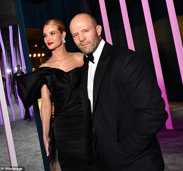 Bạn gái vai trần sexy đẹp đôi bên 'Người vận chuyển' Jason Statham - ảnh 1