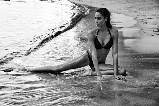 Đường cong 'bỏng rẫy' của Joan Smalls khiến cánh mày râu 'chao đảo' - ảnh 5