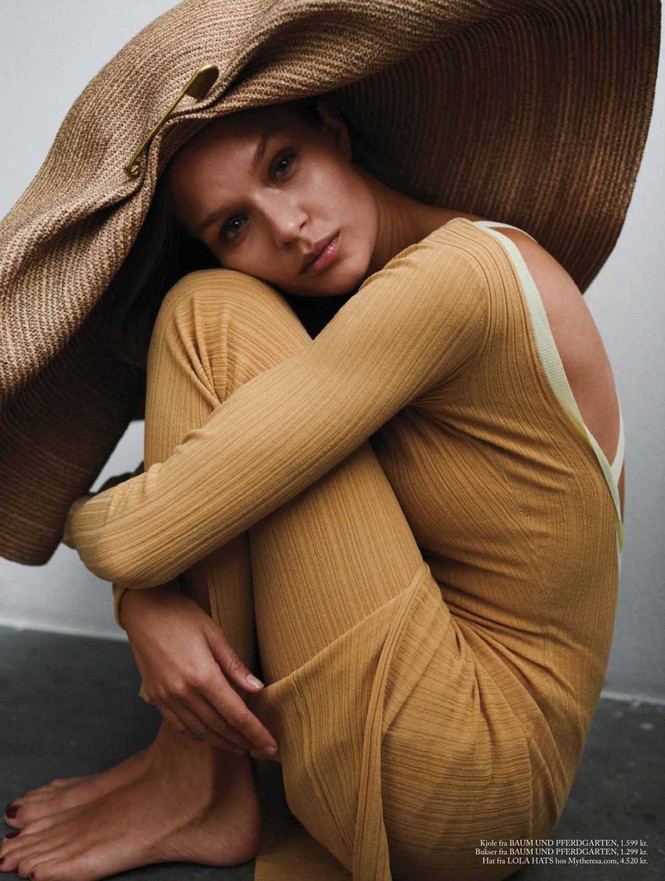 'Thiên thần nội y' Josephine Skriver chụp ngực trần trên tạp chí - ảnh 2