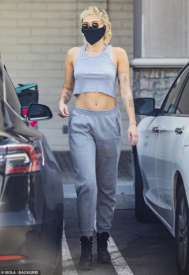 Miley Cyrus lại diện mốt không nội y xuống phố - ảnh 1
