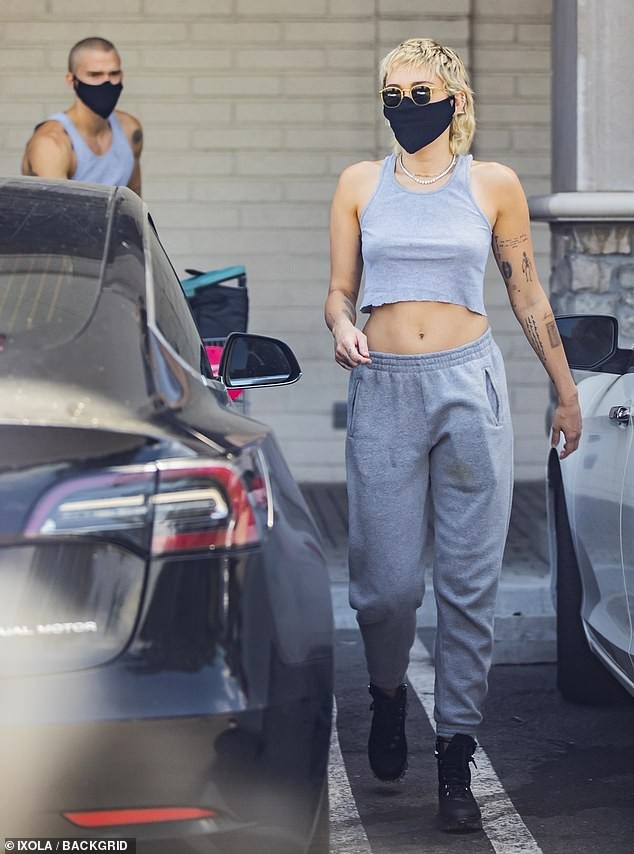 Miley Cyrus lại diện mốt không nội y xuống phố - ảnh 3