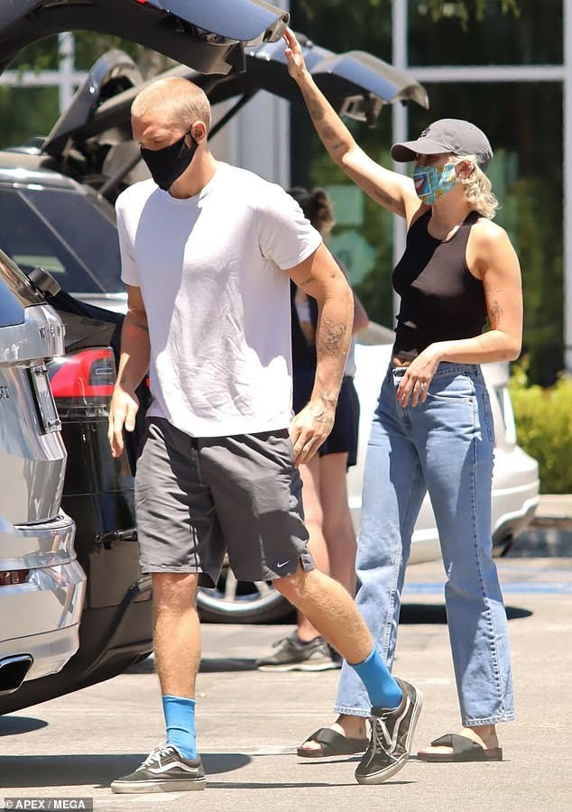 Miley Cyrus lại diện mốt không nội y xuống phố - ảnh 5