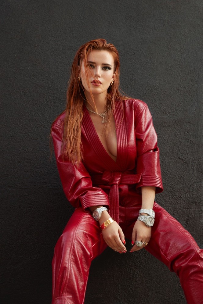 Bella Thorne khoe ngực 'nóng mắt' trên tạp chí - ảnh 3
