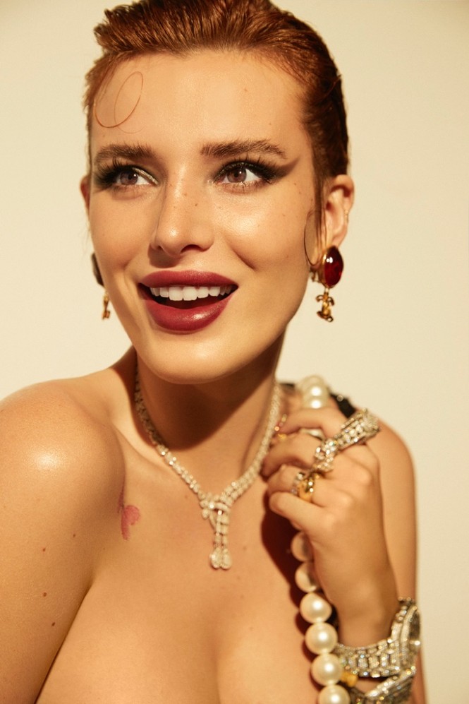 Bella Thorne khoe ngực 'nóng mắt' trên tạp chí - ảnh 7