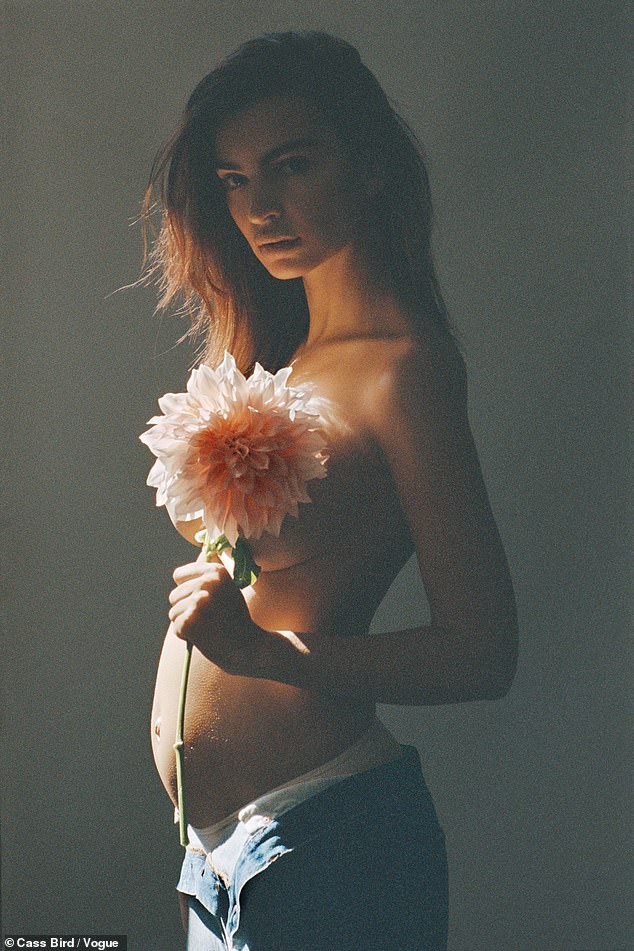 Mẫu nội y Emily Ratajkowski mang bầu nhưng vẫn mặc xuyên thấu sexy, không nội y ra phố - ảnh 6