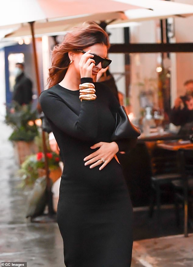Mẫu nội y Emily Ratajkowski mang bầu nhưng vẫn mặc xuyên thấu sexy, không nội y ra phố - ảnh 9