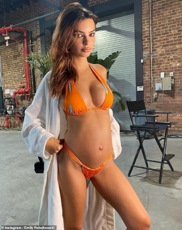 Mỹ nhân nóng bỏng Emily Ratajkowski mang bầu vẫn diện bikini 'rực lửa' - ảnh 2