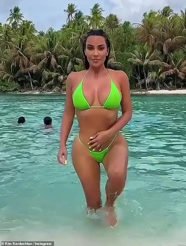 Kim 'siêu vòng ba' khoe dáng 'bốc lửa' với bikini bé xíu - ảnh 2