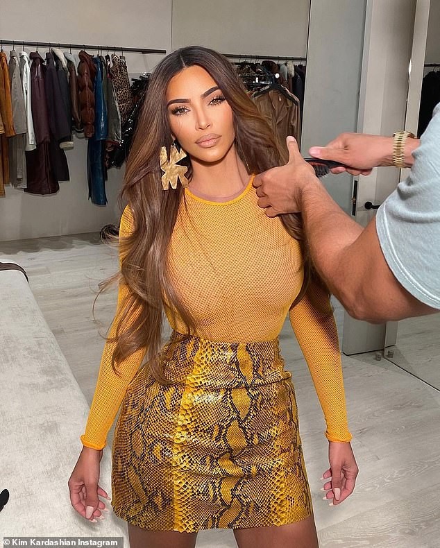 Kim Kardashian khiến fan 'dậy sóng' với ảnh bikini bé xíu, phô triệt để lợi thế hình thể - ảnh 3