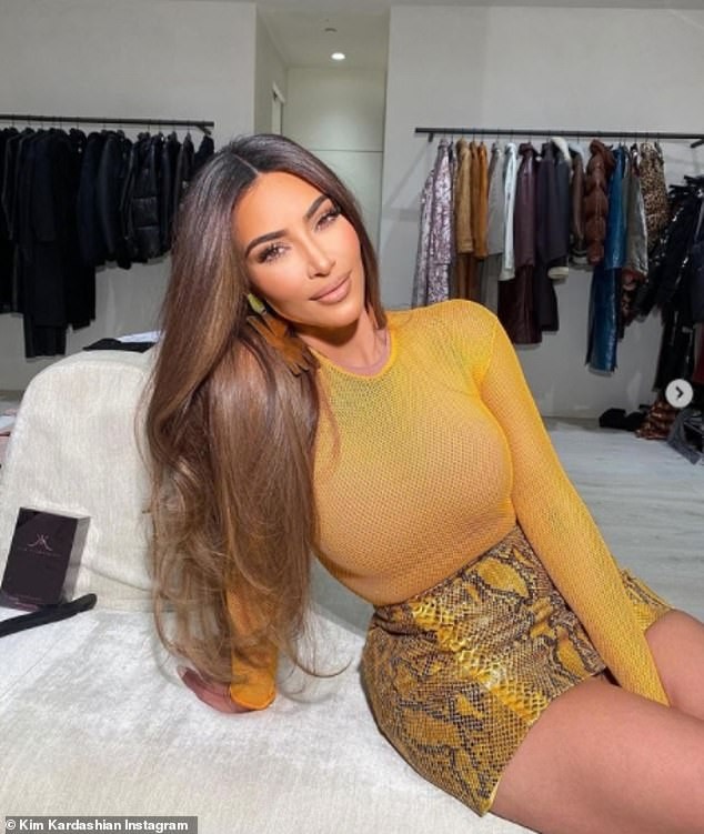 Kim Kardashian khiến fan 'dậy sóng' với ảnh bikini bé xíu, phô triệt để lợi thế hình thể - ảnh 2
