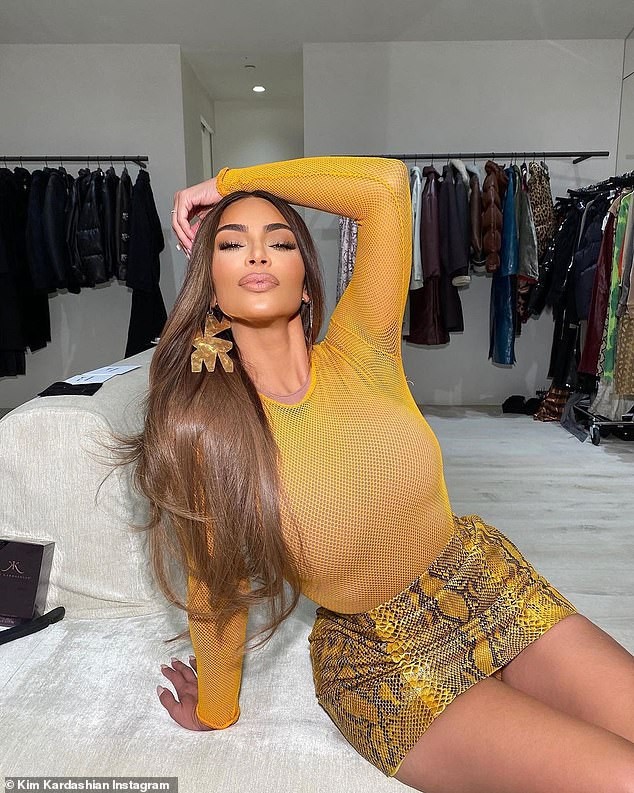 Kim Kardashian khiến fan 'dậy sóng' với ảnh bikini bé xíu, phô triệt để lợi thế hình thể - ảnh 4