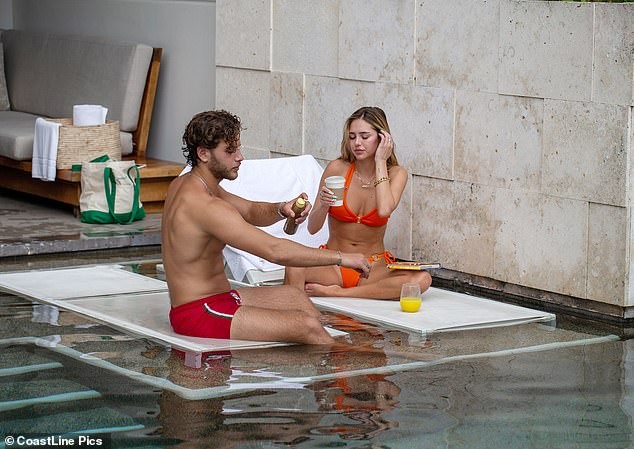 Nàng mẫu Delilah Belle Hamlin diện bikini nóng bỏng, tình tứ bạn trai - ảnh 1