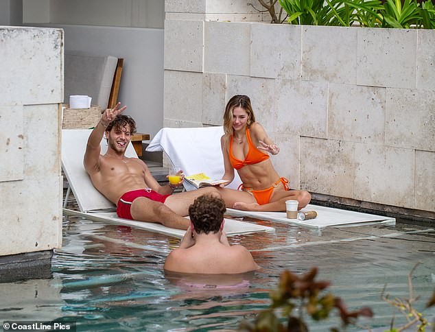Nàng mẫu Delilah Belle Hamlin diện bikini nóng bỏng, tình tứ bạn trai - ảnh 2