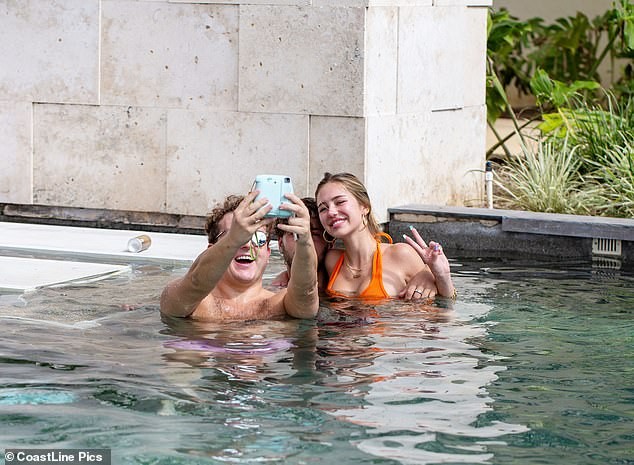 Nàng mẫu Delilah Belle Hamlin diện bikini nóng bỏng, tình tứ bạn trai - ảnh 5