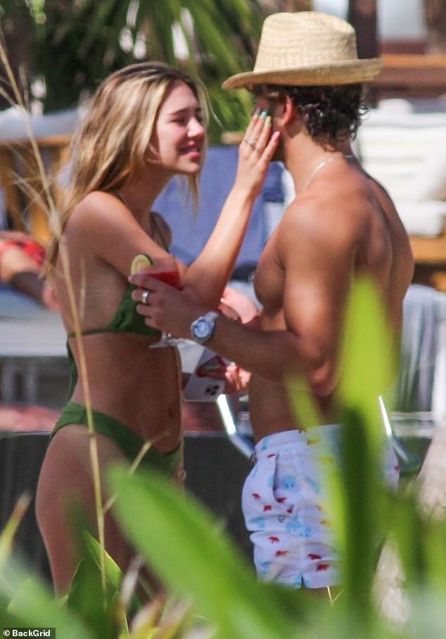 Delilah Belle Hamlin siêu gợi cảm, liên tục ôm hôn mặn nồng với bạn trai - ảnh 3