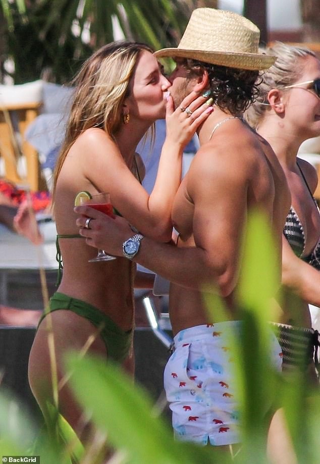 Delilah Belle Hamlin siêu gợi cảm, liên tục ôm hôn mặn nồng với bạn trai - ảnh 4