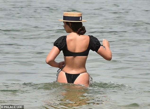 Francesca Allen khiến fan 'loạn nhịp' bởi quá sắc vóc quá hoàn hảo, nóng bỏng với bikini - ảnh 6