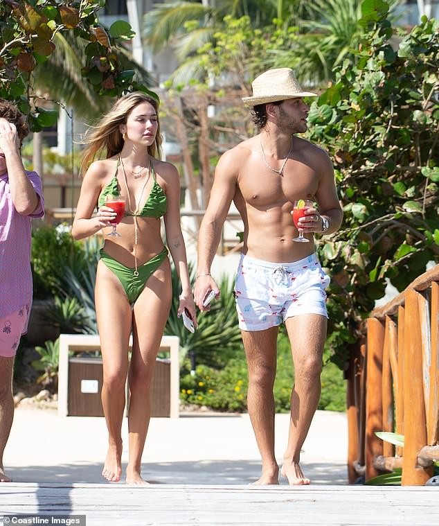 Delilah Belle Hamlin siêu gợi cảm, liên tục ôm hôn mặn nồng với bạn trai - ảnh 5