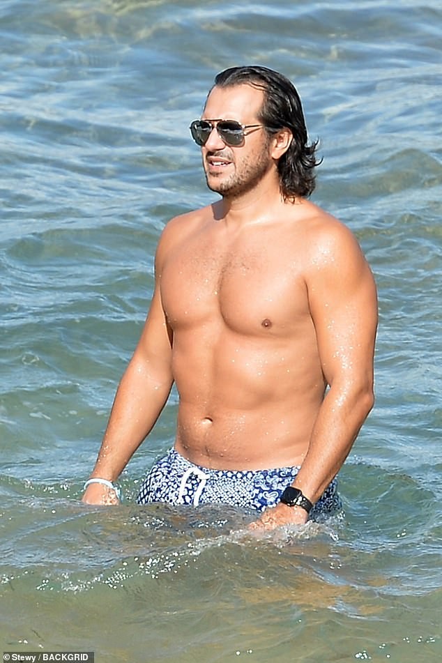Tình tin đồn của Brad Pitt khoe vòng một siêu 'bốc lửa' khi đi biển với bạn trai - ảnh 5