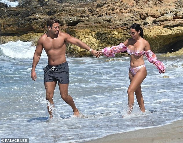 Sao truyền hình 9x Yazmin Oukhellou khoe ba vòng 'bốc lửa' với bikini - ảnh 7