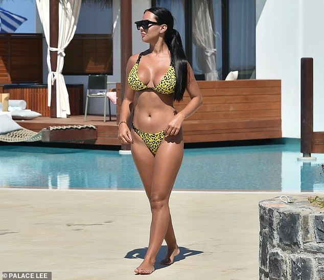 Sao truyền hình 9x Yazmin Oukhellou khoe ba vòng 'bốc lửa' với bikini - ảnh 3