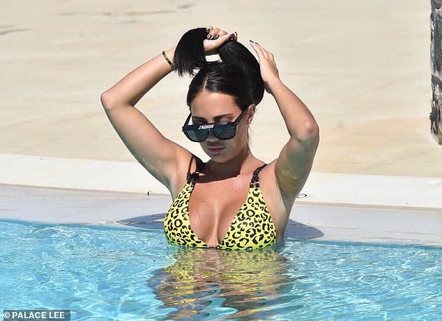 Sao truyền hình 9x Yazmin Oukhellou khoe ba vòng 'bốc lửa' với bikini - ảnh 5