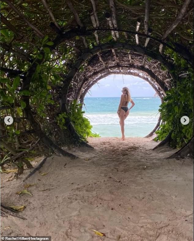 Chân dài 9x Rachel Hilbert cực nóng bỏng đi tắm biển cùng hội chị em - ảnh 6