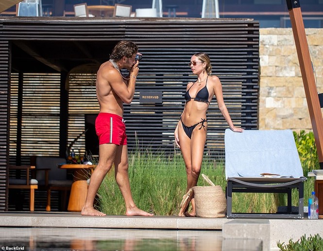 Delilah Belle Hamlin mặc bikini ngọt ngào quyến rũ, liên tục tình tứ bạn trai - ảnh 6