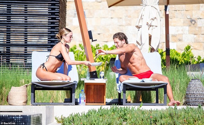 Delilah Belle Hamlin mặc bikini ngọt ngào quyến rũ, liên tục tình tứ bạn trai - ảnh 7