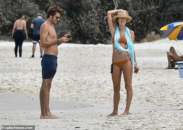 Cựu 'thiên thần nội y' Alessandra Ambrosio tắm biển cùng bạn trai - ảnh 2