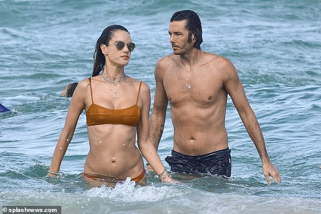 Cựu 'thiên thần nội y' Alessandra Ambrosio tắm biển cùng bạn trai - ảnh 5
