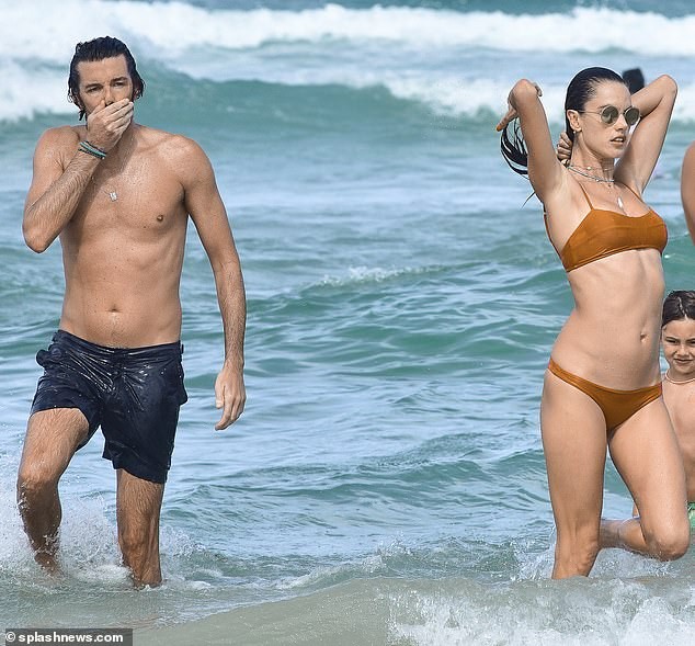 Cựu 'thiên thần nội y' Alessandra Ambrosio tắm biển cùng bạn trai - ảnh 6