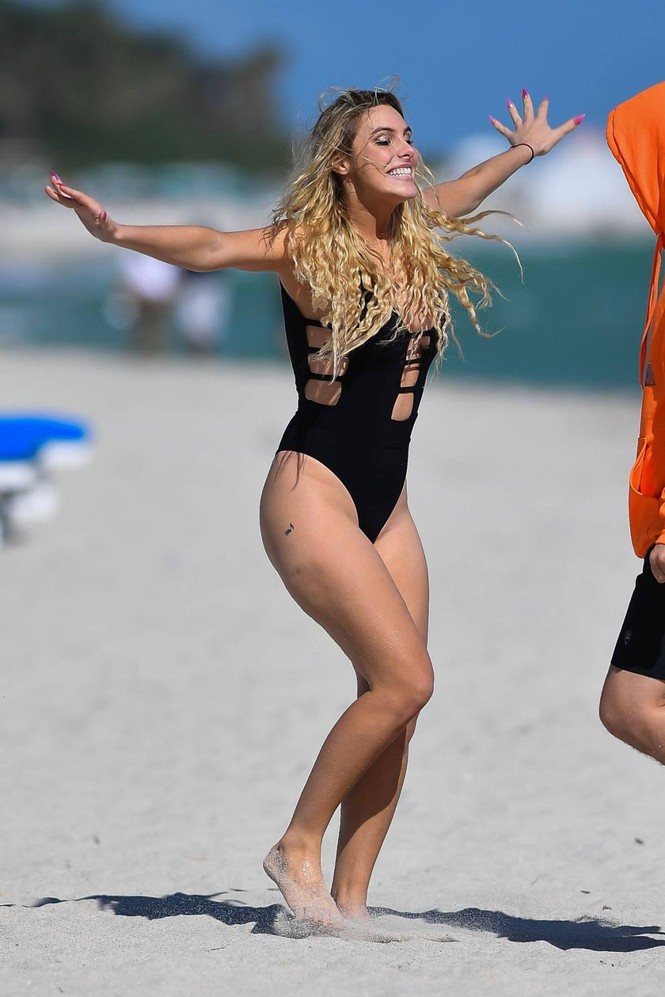 Hotgirl đình đám Lele Pons nảy nở đẹp như mộng ở biển - ảnh 1