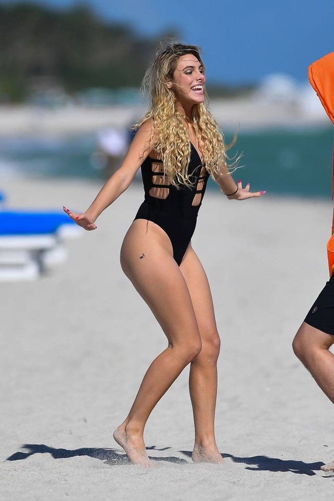 Hotgirl đình đám Lele Pons nảy nở đẹp như mộng ở biển - ảnh 2