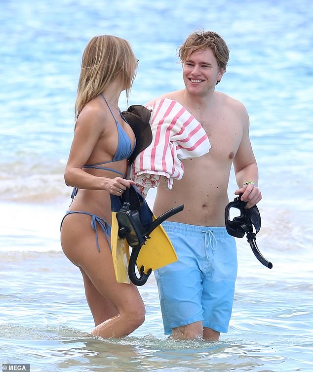 Mẫu áo tắm Kimberley Garner gợi cảm ngất ngây, đi biển cùng trai lạ - ảnh 6