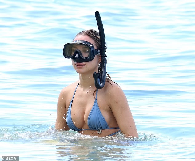 Mẫu áo tắm Kimberley Garner gợi cảm ngất ngây, đi biển cùng trai lạ - ảnh 9