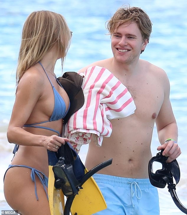 Mẫu áo tắm Kimberley Garner gợi cảm ngất ngây, đi biển cùng trai lạ - ảnh 12