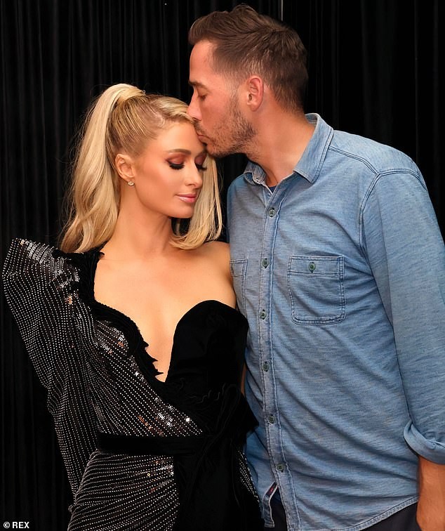 Paris Hilton liên tục khóa môi tình tứ bạn trai trong buổi chụp hình thời trang - ảnh 1