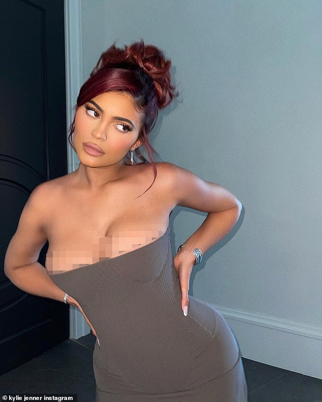 Nữ tỷ phú Kylie Jenner tung ảnh selfie nóng bỏng - ảnh 1