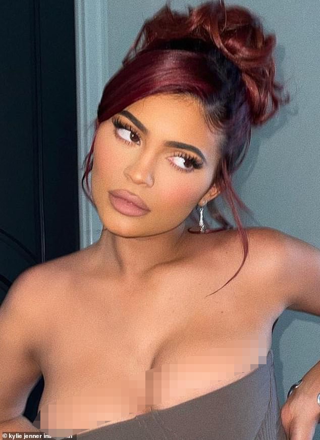 Nữ tỷ phú Kylie Jenner tung ảnh selfie nóng bỏng - ảnh 2
