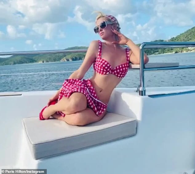 Paris Hilton tình tứ cùng bạn trai đón giao thừa ở biển - ảnh 2