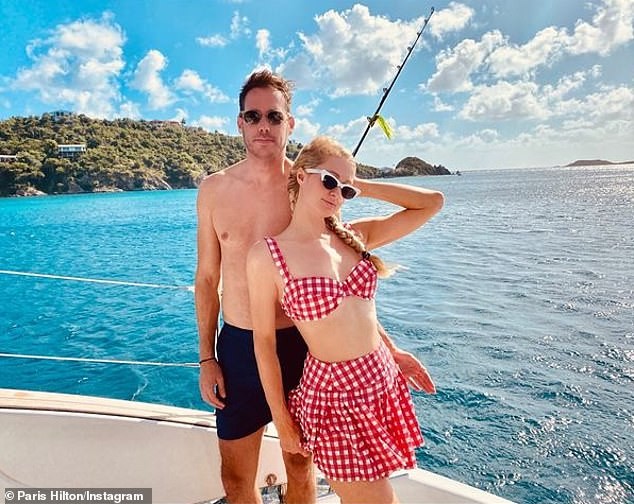 Paris Hilton tình tứ cùng bạn trai đón giao thừa ở biển - ảnh 3