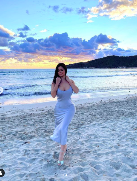 Mẫu nội y 9x Demi Rose khoe ba vòng đẹp ngất ngây dưới ánh hoàng hôn - ảnh 2