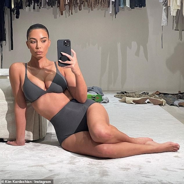 Kim 'siêu vòng 3' tung ảnh mặc nội y khoe đường cong 'bỏng rẫy' - ảnh 1