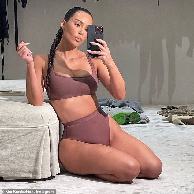 Kim 'siêu vòng 3' tung ảnh mặc nội y khoe đường cong 'bỏng rẫy' - ảnh 2